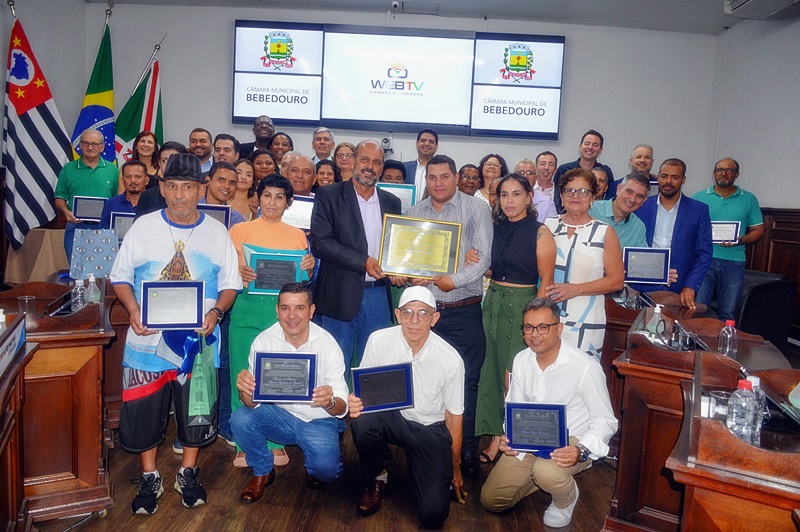 Servidora da Faculdade Municipal de Bebedouro, Natália Fernanda recebe Título de Honra ao Mérito