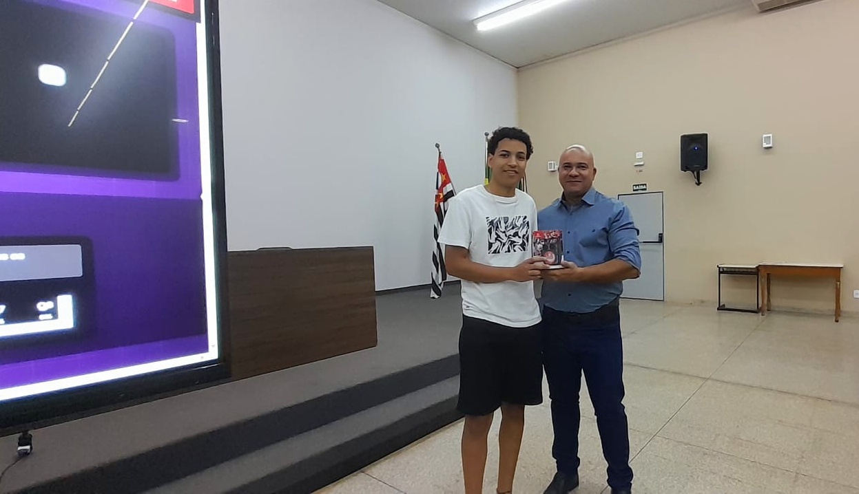 Faculdade Municipal recebe a doação de computadores e display interativo 4k para auxiliar estudantes em formação