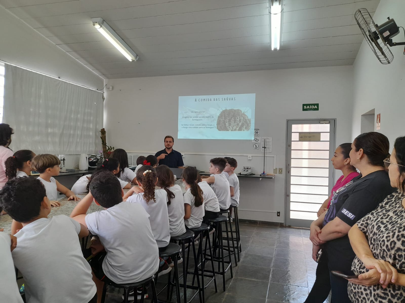 Estudantes do SESI visitam projeto sobre formigas cortadeiras na Faculdade Municipal de Bebedouro