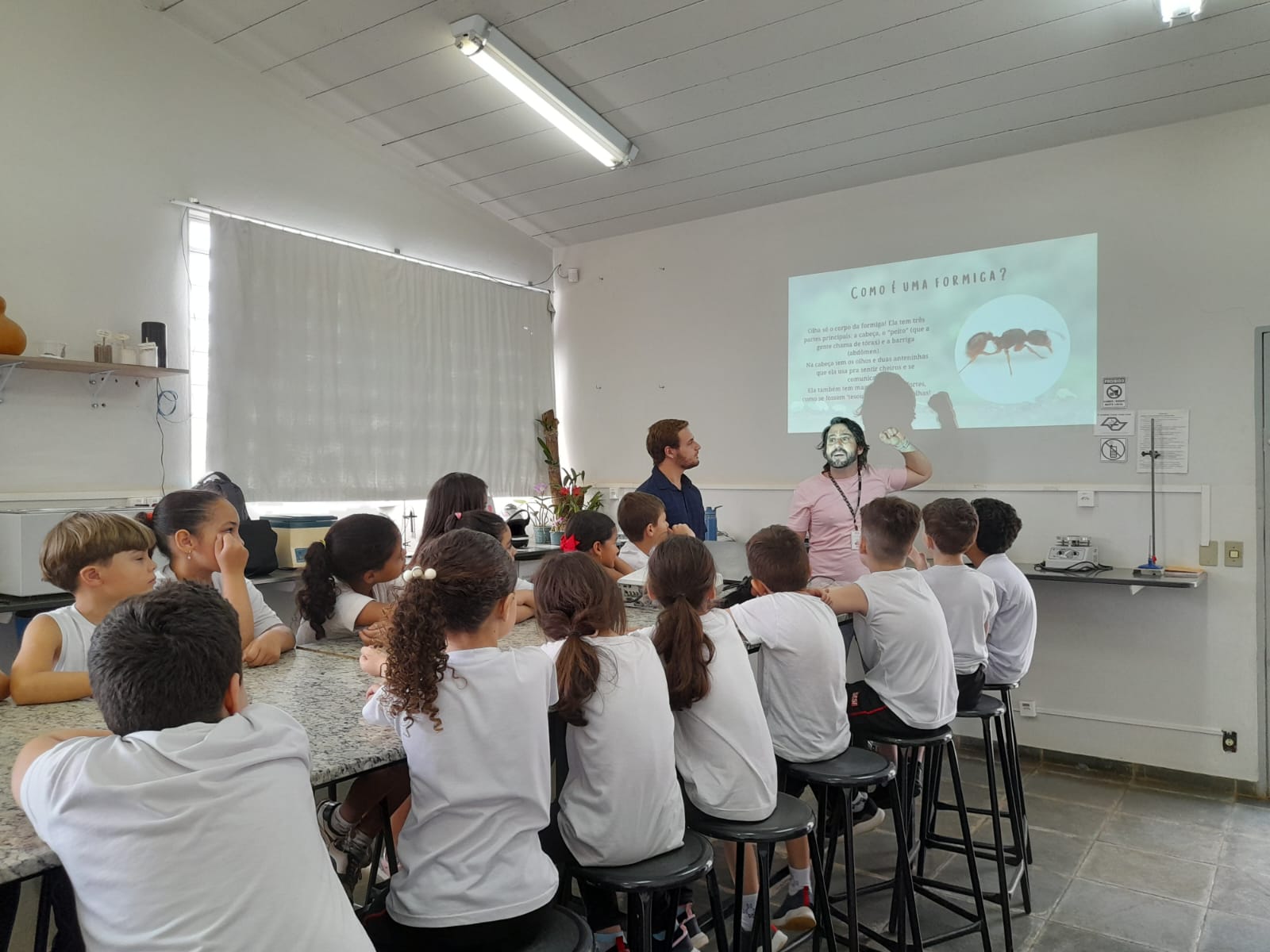 Estudantes do SESI visitam projeto sobre formigas cortadeiras na Faculdade Municipal de Bebedouro