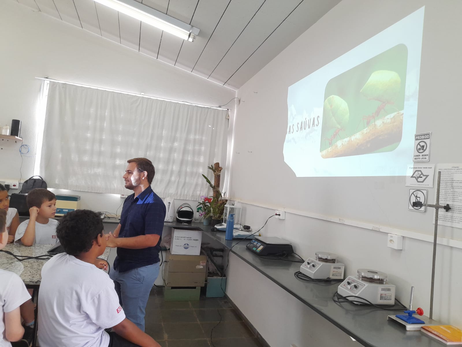 Estudantes do SESI visitam projeto sobre formigas cortadeiras na Faculdade Municipal de Bebedouro
