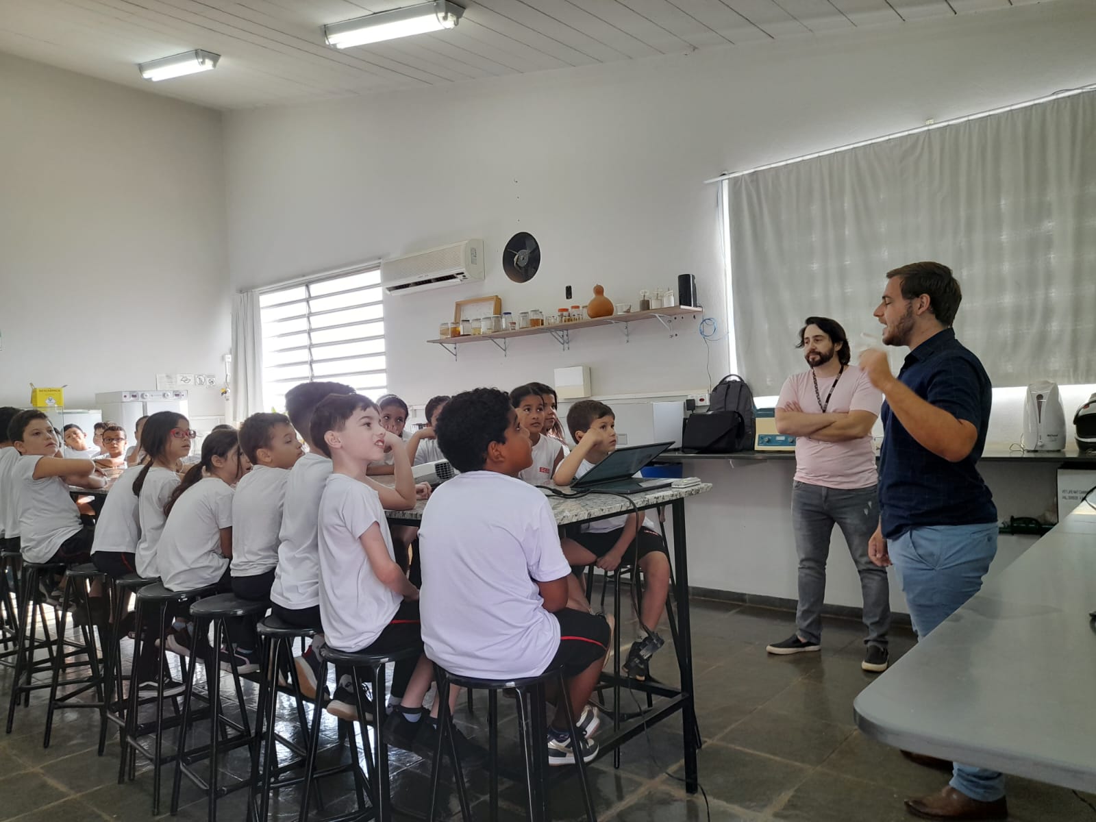 Estudantes do SESI visitam projeto sobre formigas cortadeiras na Faculdade Municipal de Bebedouro