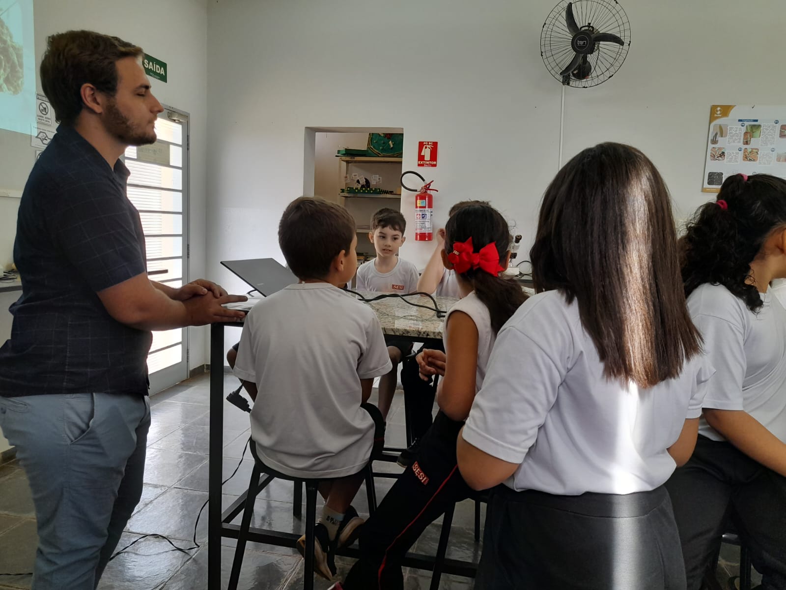 Estudantes do SESI visitam projeto sobre formigas cortadeiras na Faculdade Municipal de Bebedouro